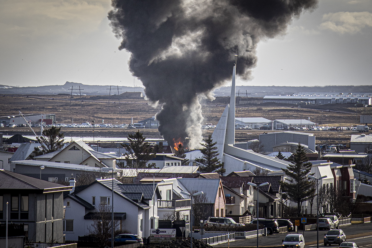 Bíll logaði glatt við Fitjabraut