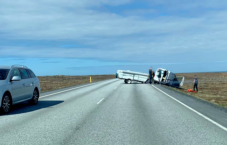 Fellihýsi losnaði aftan úr bifreið og rann á aðra