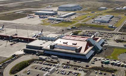Eldur í vinnuvél á flugstöðvarsvæði
