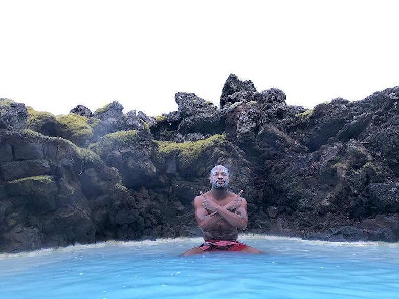 Mayweather baðar sig í Lóninu