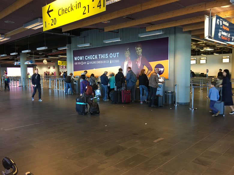 Stal farangri ferðalanga í flugstöðinni