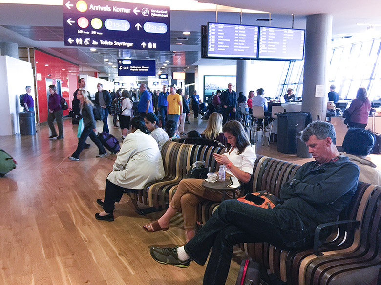 Skyr fyrir biðfarþega í flugstöðinni