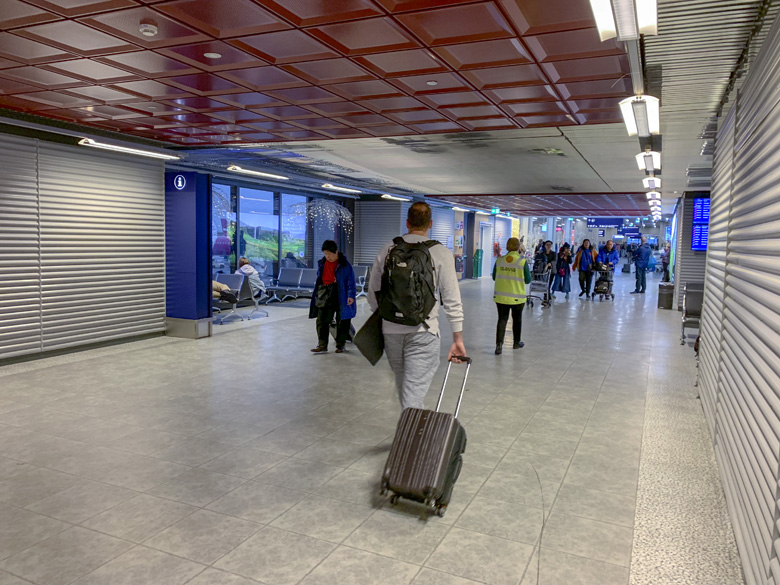 Ógnandi flugfarþegi með stolið vegabréf