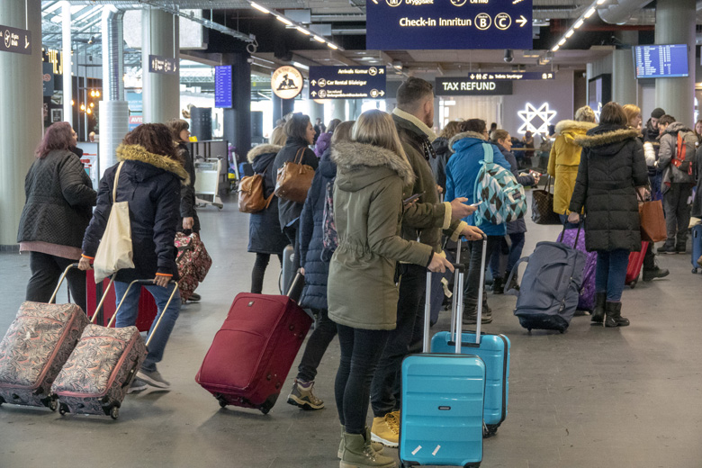 Full ferðataska af þýfi í flugstöðinni