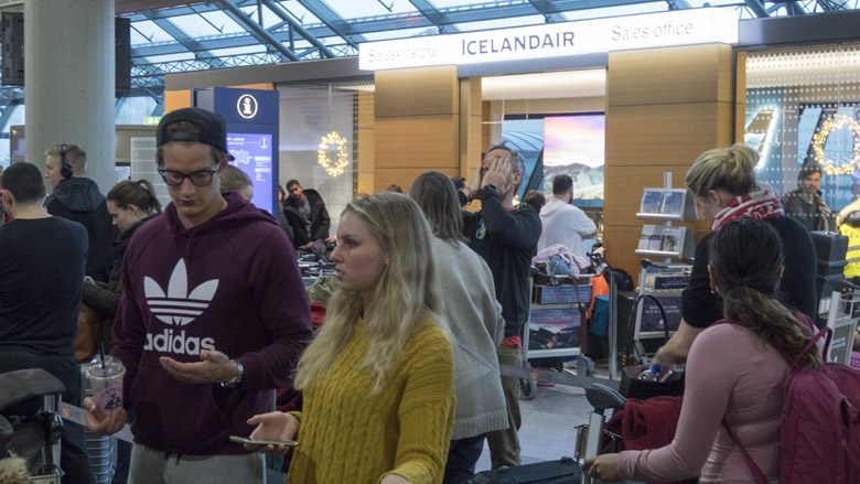 Klæddi sig í 8 buxur og 10 peysur töskugjalds