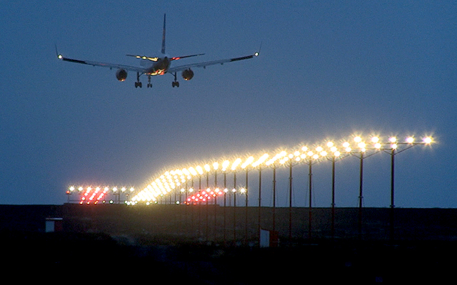 Lent með veika farþega og ölvuðum vísað úr flugi