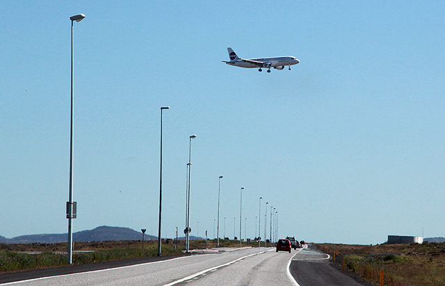 Með dólgslæti við flugfreyjur