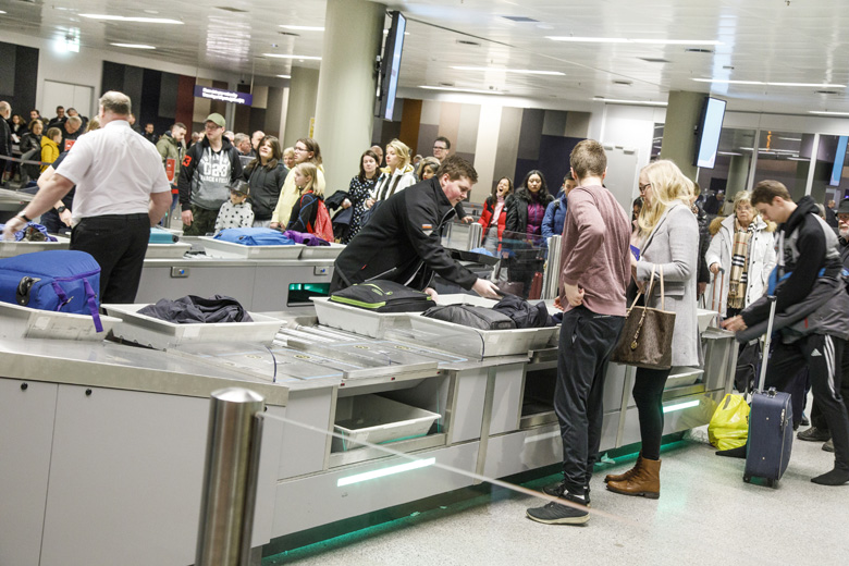 Ferðalangur losaði sig við hvítt duft í flugstöðinni