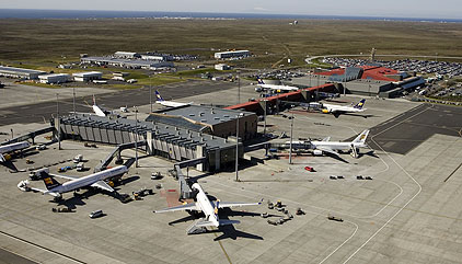 Farþegar látnir bíða í fimm klukkustundir