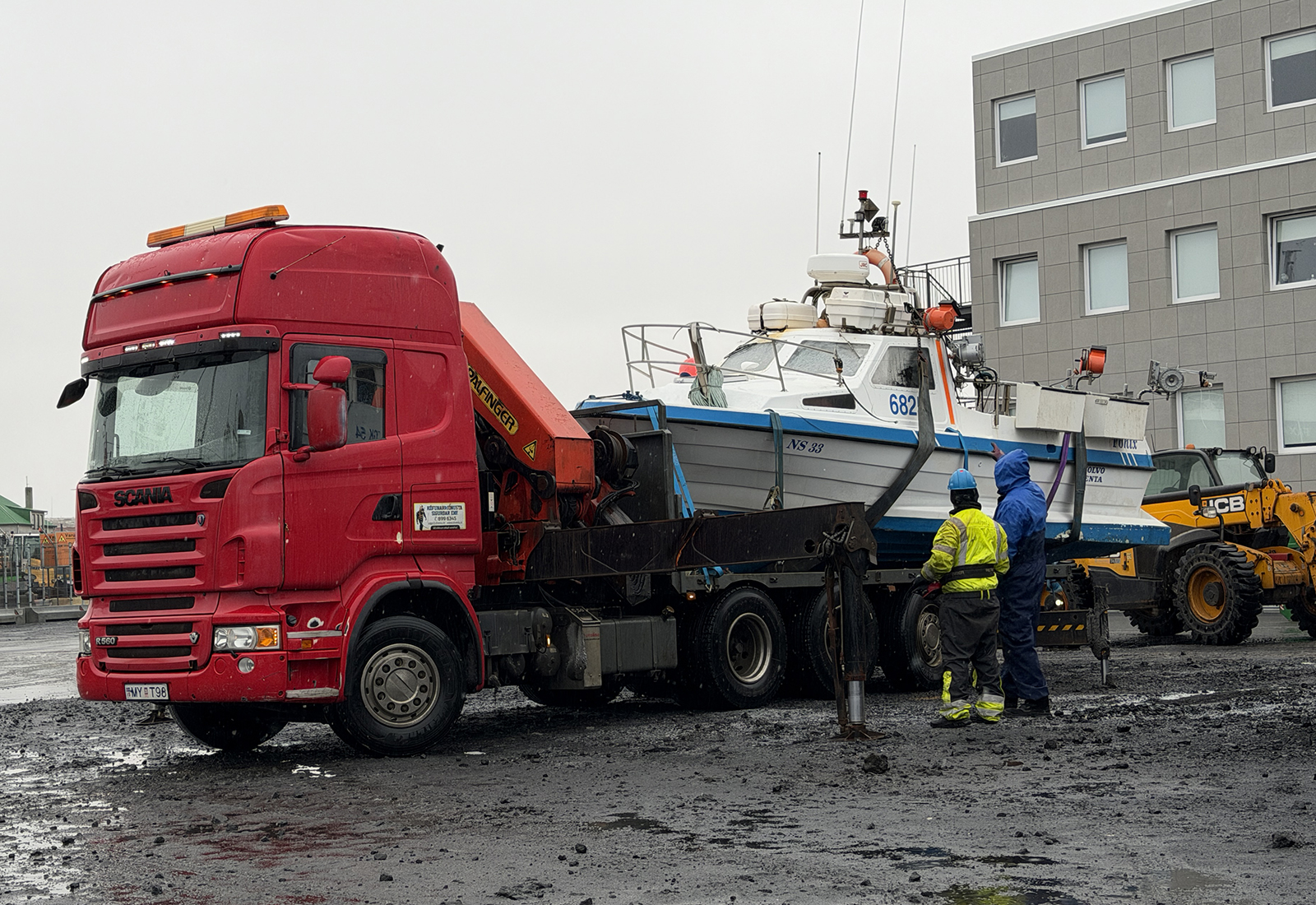Sigldi upp í grjótgarð og maður féll í sjóinn