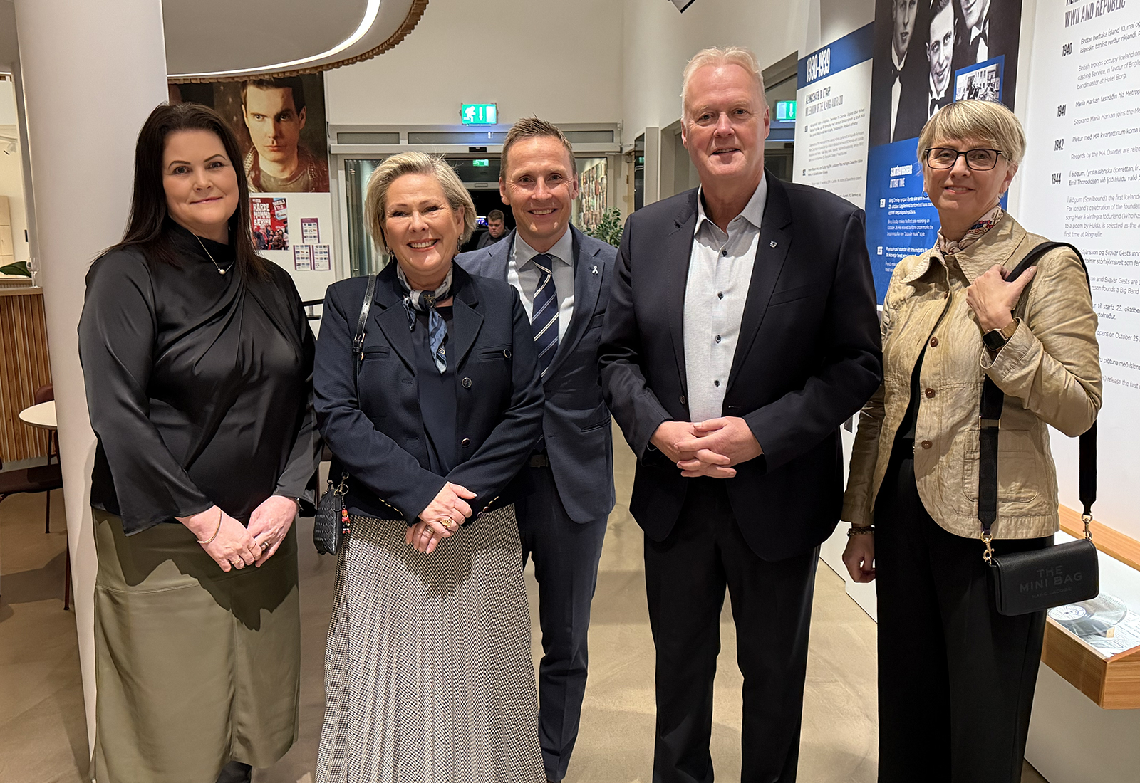 Forsetahjónin á tónleikum Grindavíkudætra