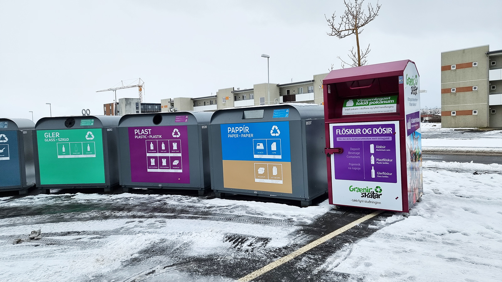 Flösku og dósagámar við allar grenndarstöðvar Kölku