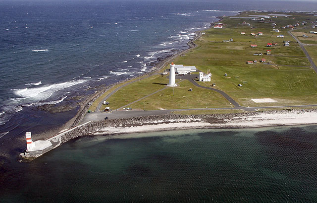 Höfnuðu burstabæ en samþykktu hótel