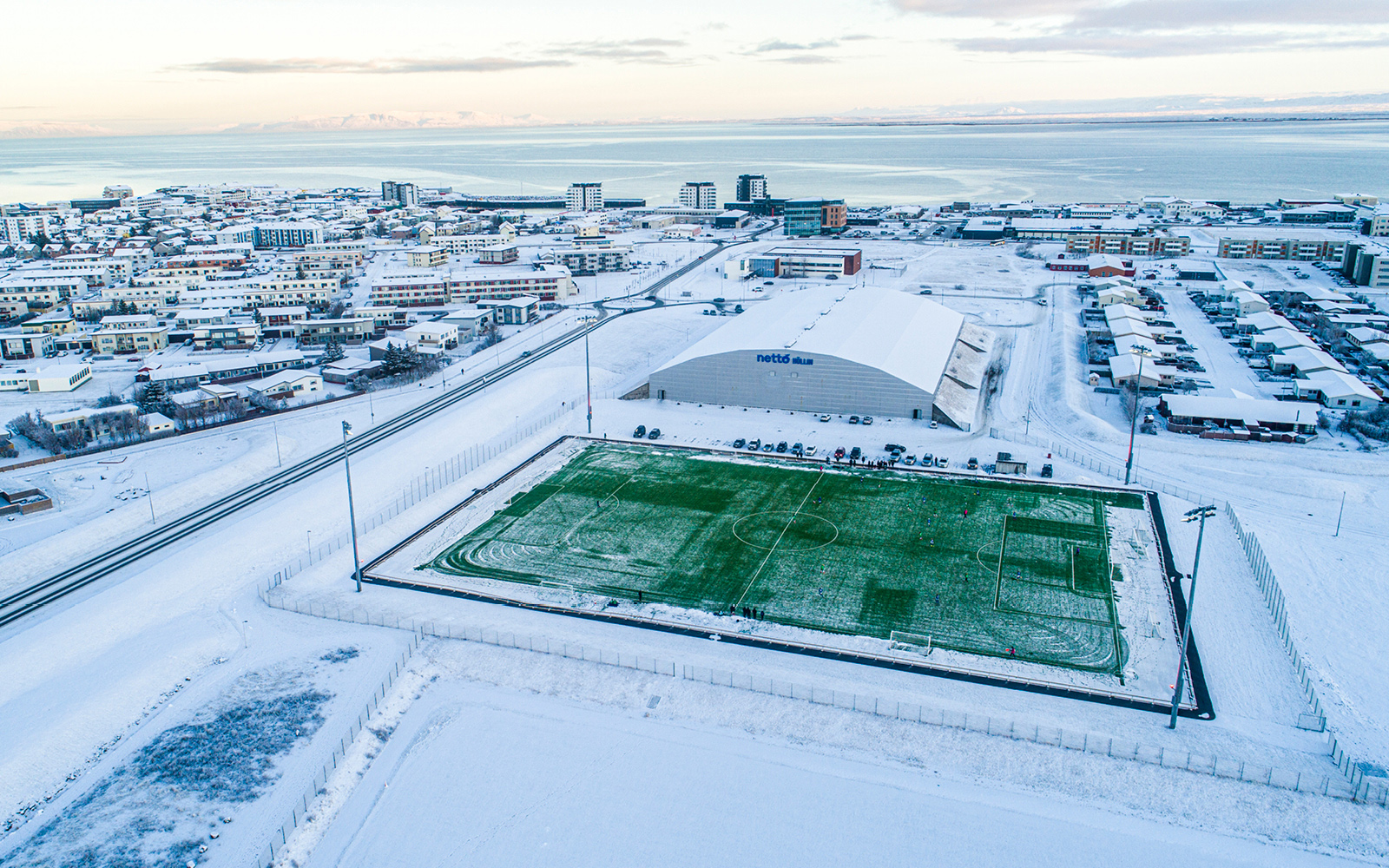 Vilja tafarlausar úrbætur í vetrarþjónustu á gervigrasvelli