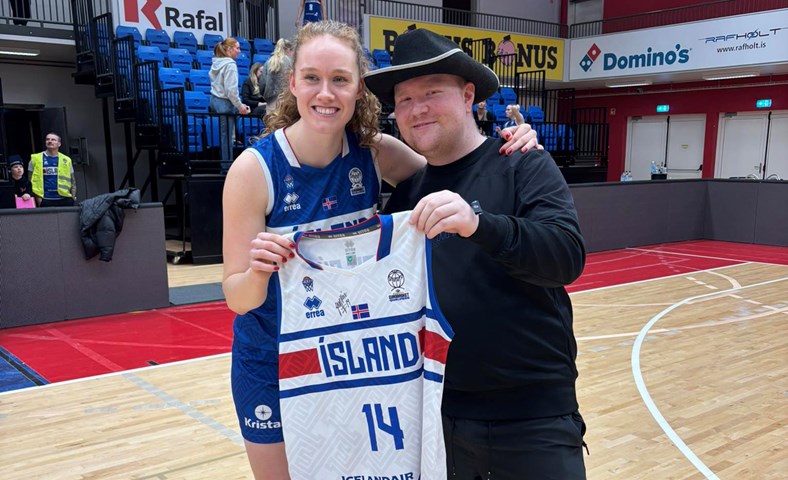 Landsliðstreyja handa manninum með hattinn: Alexander Birgir gladdur