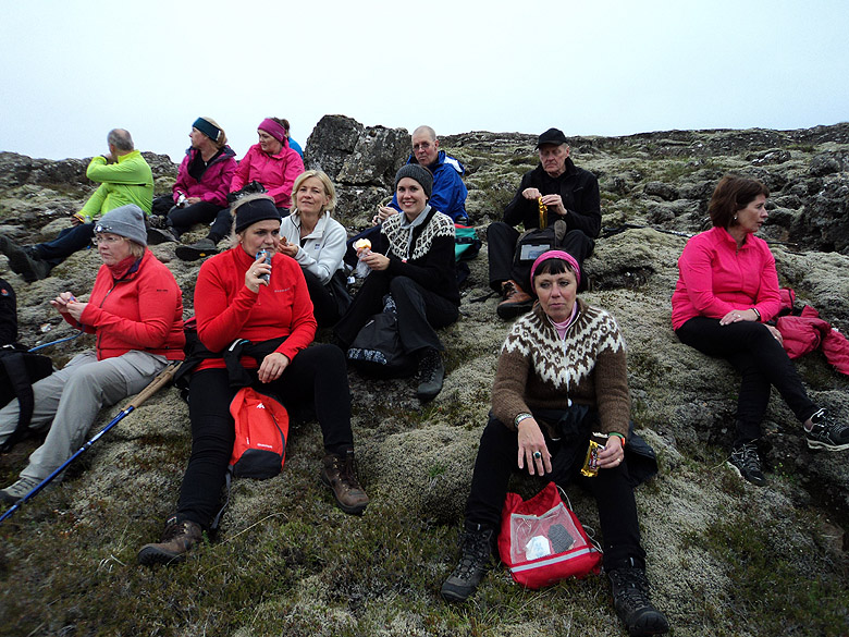 Háir hamraveggir og Snorrastaðatjarnir í Reykjanes gönguferð