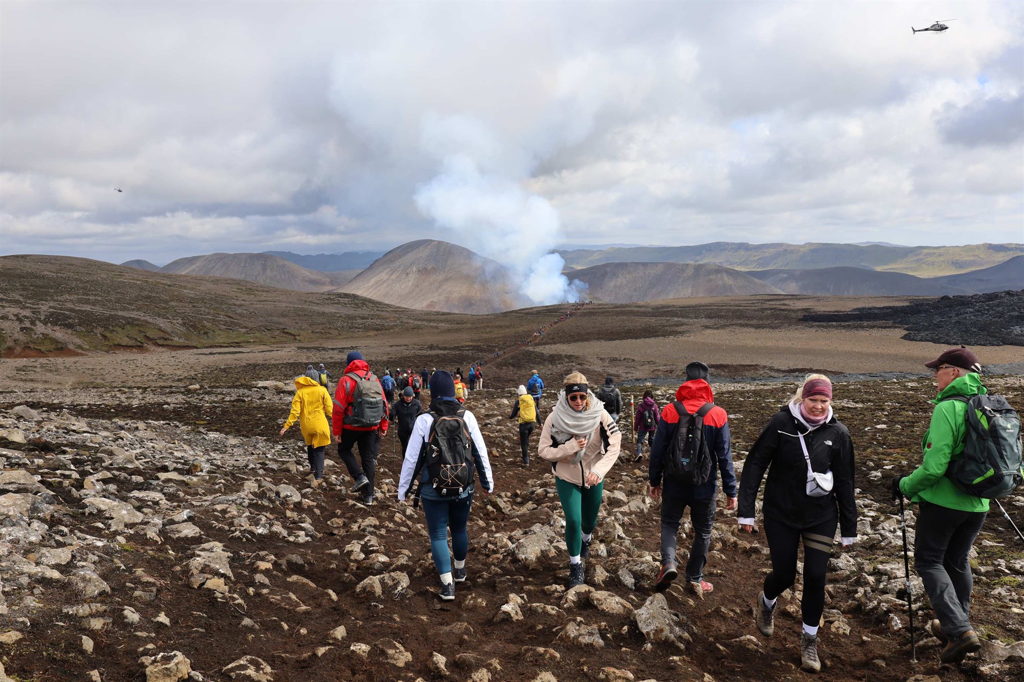 Teymi lögreglu- og sjúkraflutningamanna með daglega viðveru á gosstöðvunum