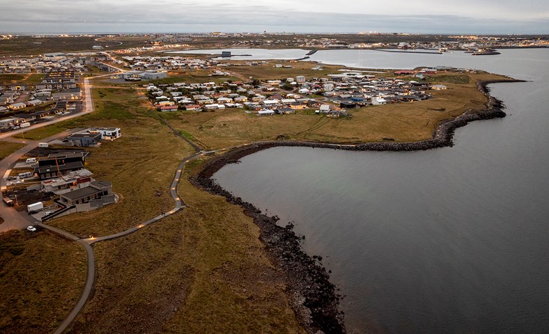 Sérhannaðir ljósastólpar lýsa upp strandleið og stíga