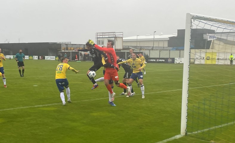 Keflavík hafði betur í slagviðrinu í Grindavík