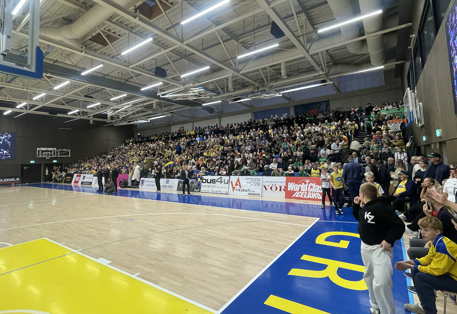 Troðið á fyrsta heimaleiknum í Grindavík síðan 9. nóvember 2023