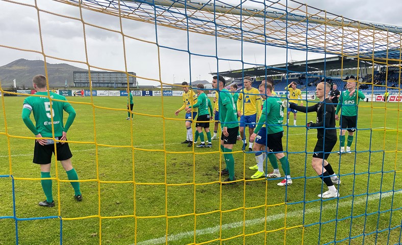 Grindvíkingar runnu á rassgatið í bleytunni í Grindavík