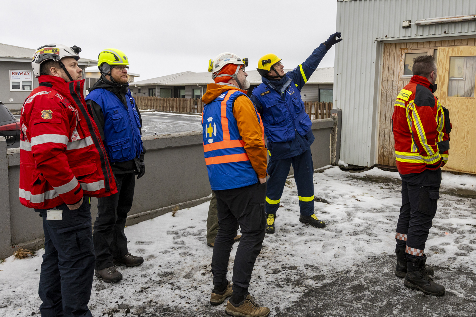 Aðstæður kannaðar til að dæla vatni og sjó á eldgos