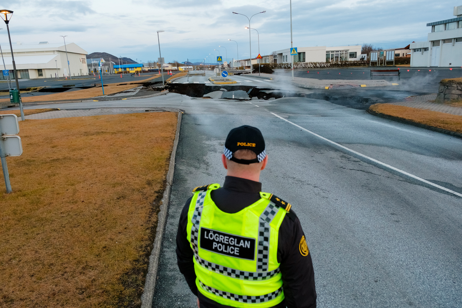 Land rís áfram en veður hefur áhrif á vöktun