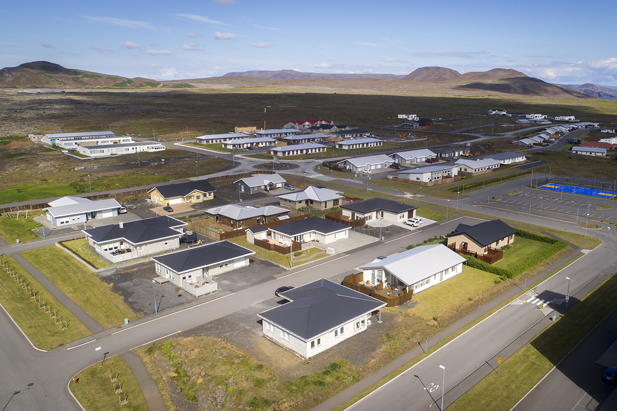 Enn skelfur við Grindavík
