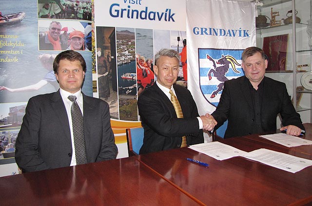 Grindavíkurbær og Carbon Recycling International skrifa undir samning samstarfssamning