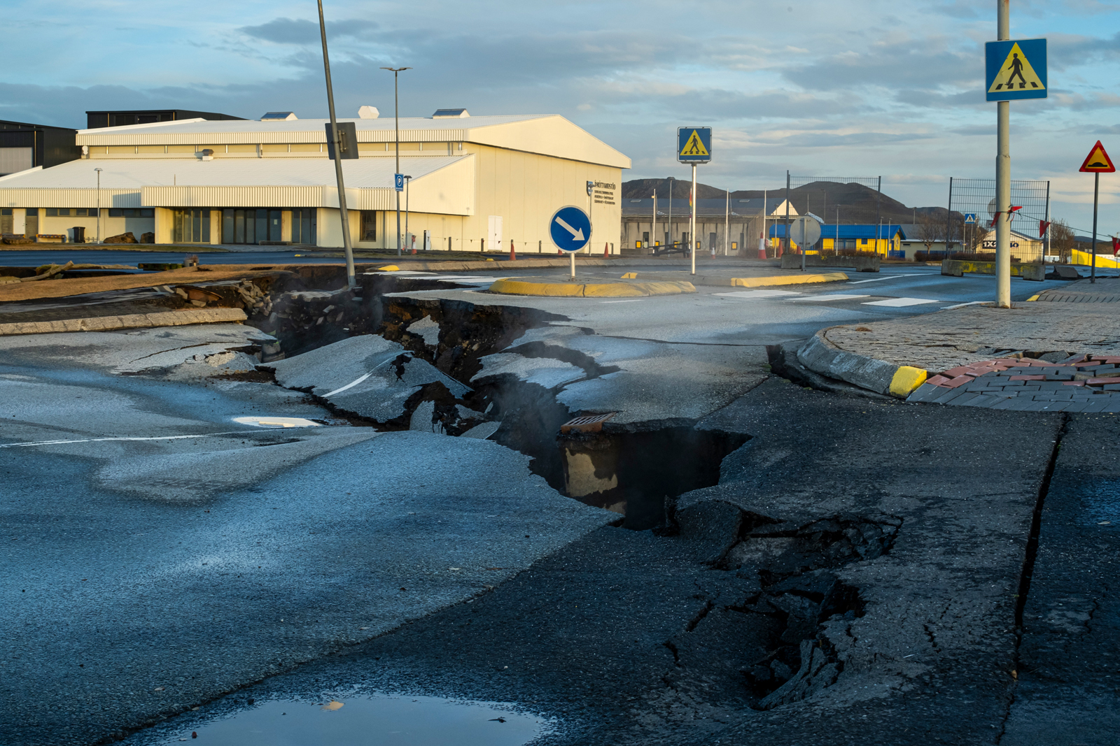 Verða sprungur og holur í Grindavík áfangastaður ferðamanna?