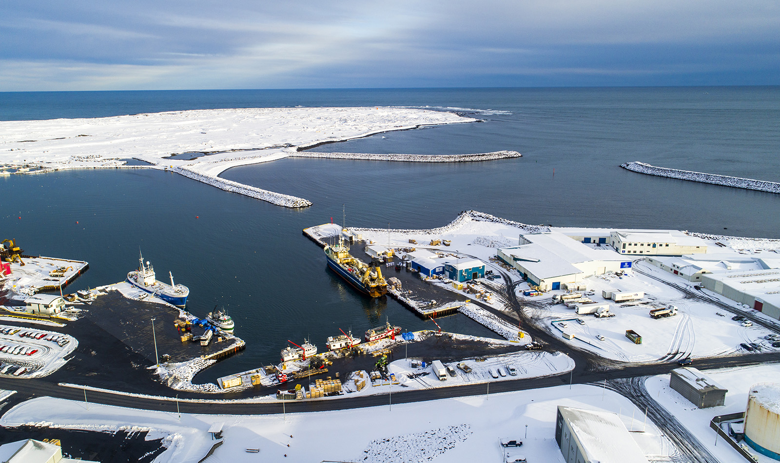 Grindavíkurbær og Alþingi skiptast á grjóti