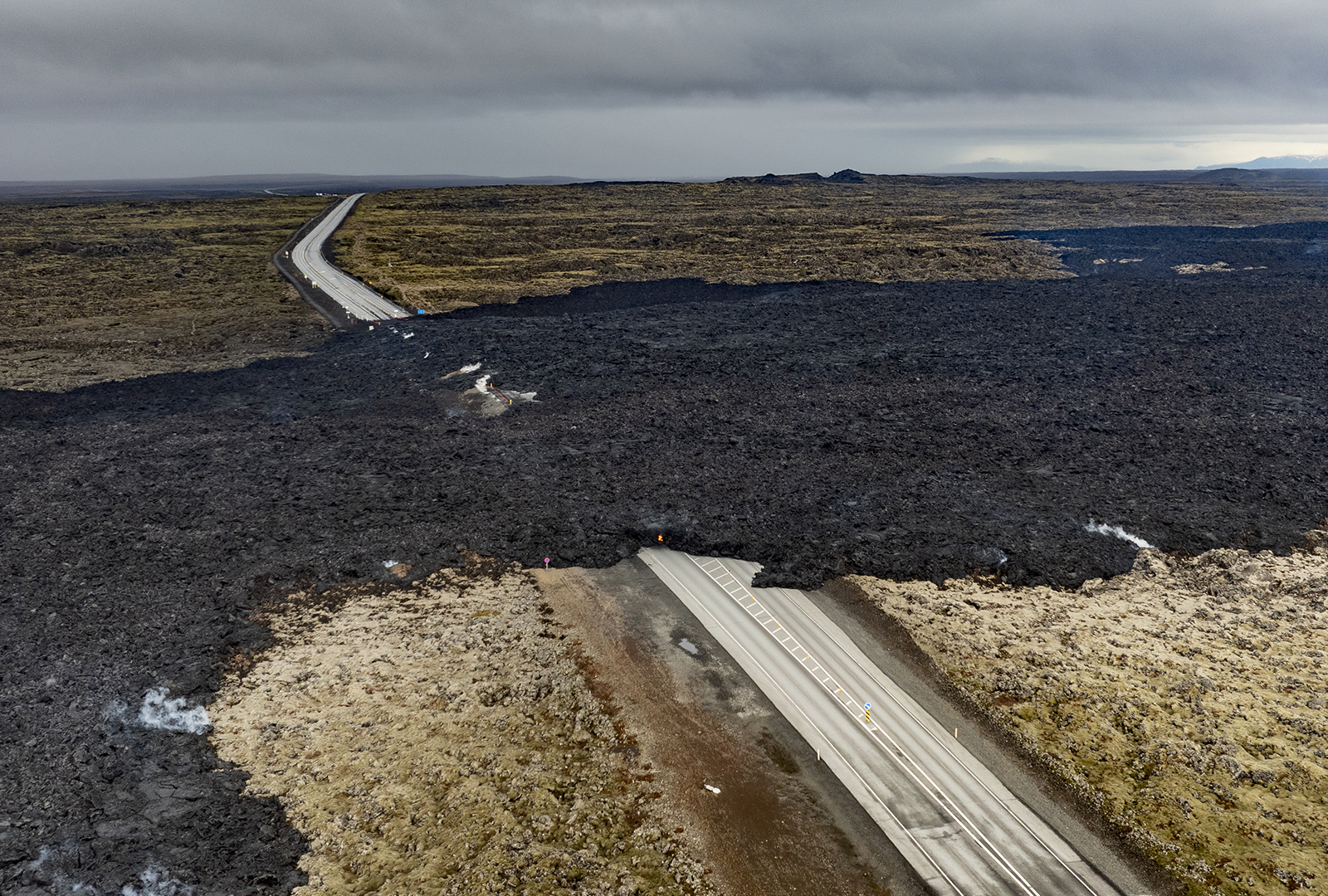 Ekki opið um Grindavíkurveg yfir nýja hraunið ennþá