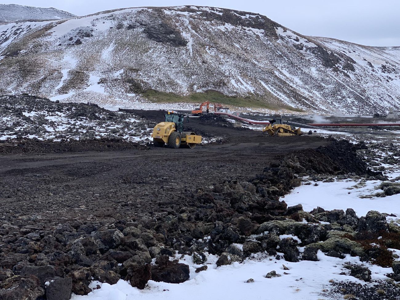 Vinna að gerð nýs vegar innan varnargarða við Svartsengi