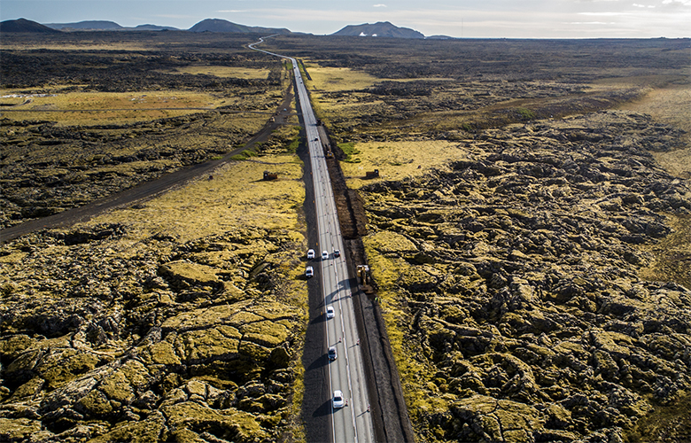 Grindavíkurvegur breikkaður og vegrið sett á miðju