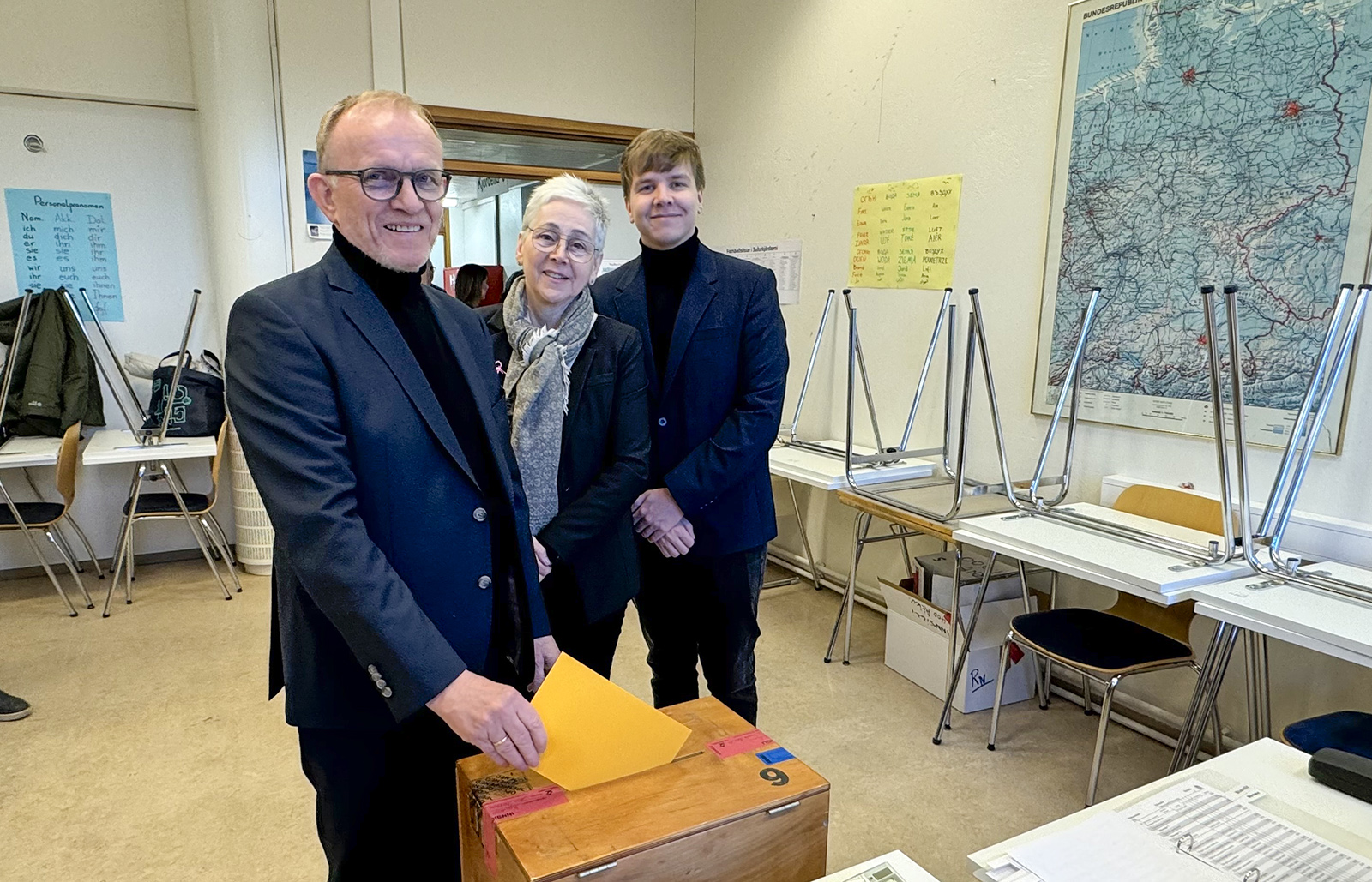 Svipuð kjörsókn á hádegi og 2021