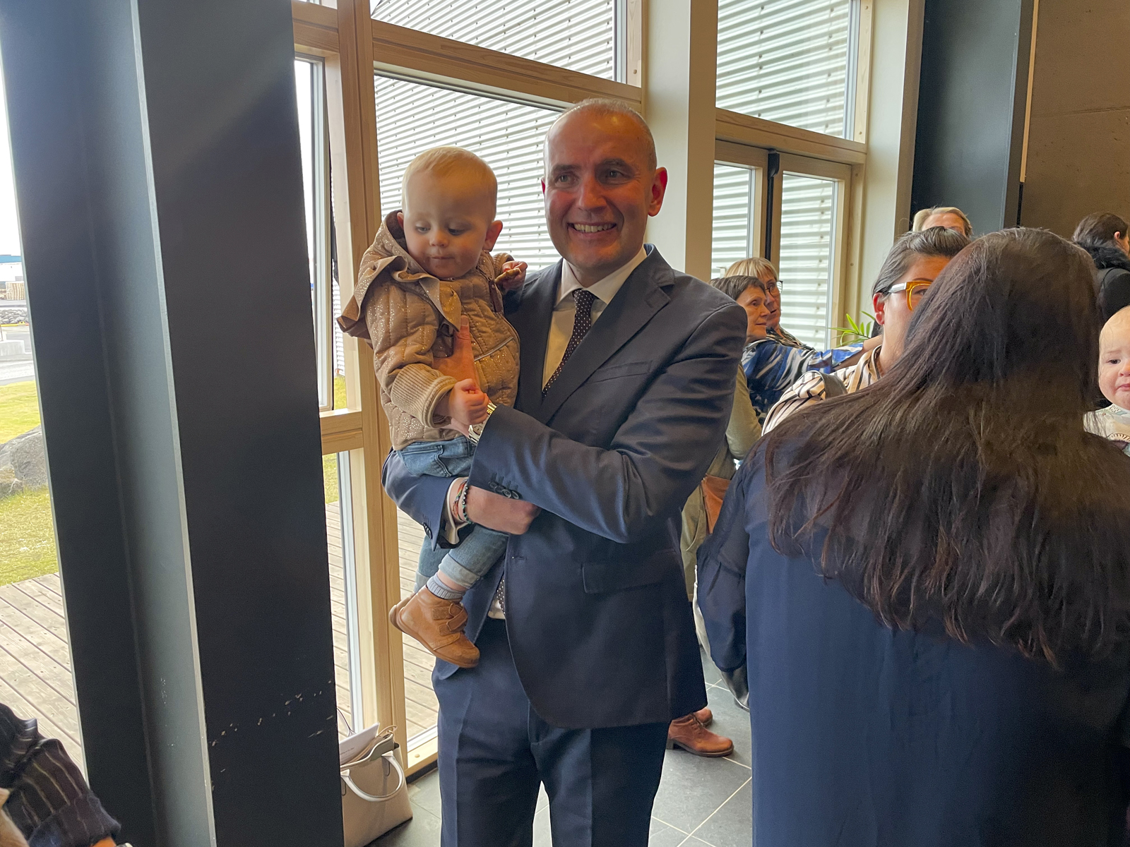 Höldum ró okkar og hjálpumst að segir forsetinn