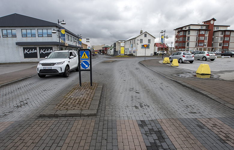Bifreiðum lagt allan daginn í skammtímastæði við Hafnargötu