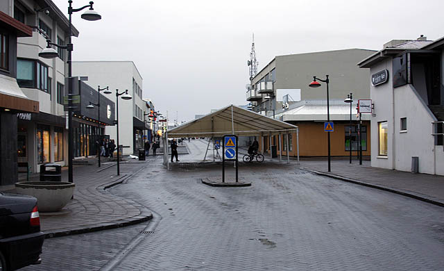 16 og 17 ára unglingsstúlkur á skemmtistað