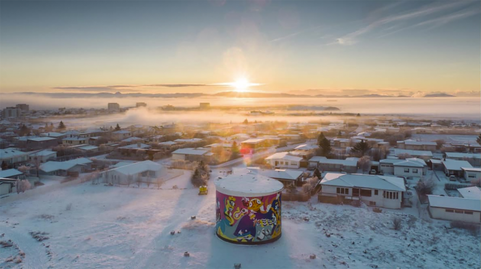 Heitt vatn tekið að steyma í tankana á Fitjum