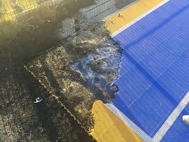 Kveikt í gólfefnum körfuboltavallar