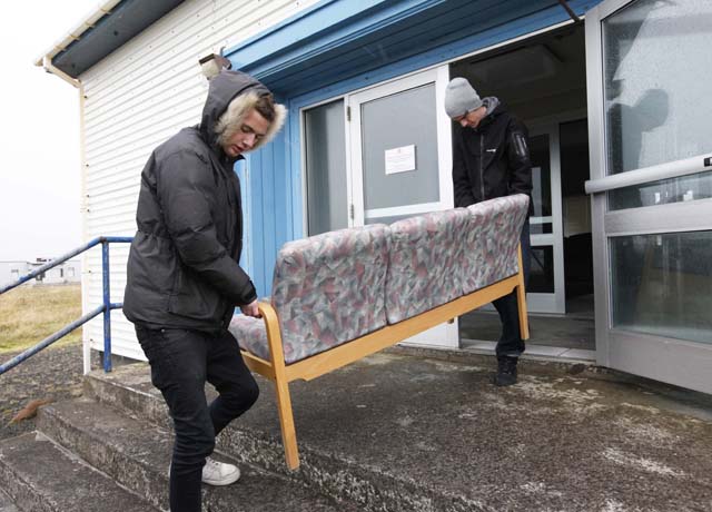 Isavia gefur Fjölsmiðjunni fjölda húsgagna
