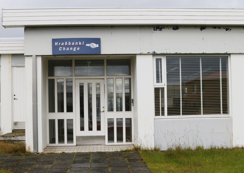 Hraðbankinn í Sandgerði bilaður síðan í apríl