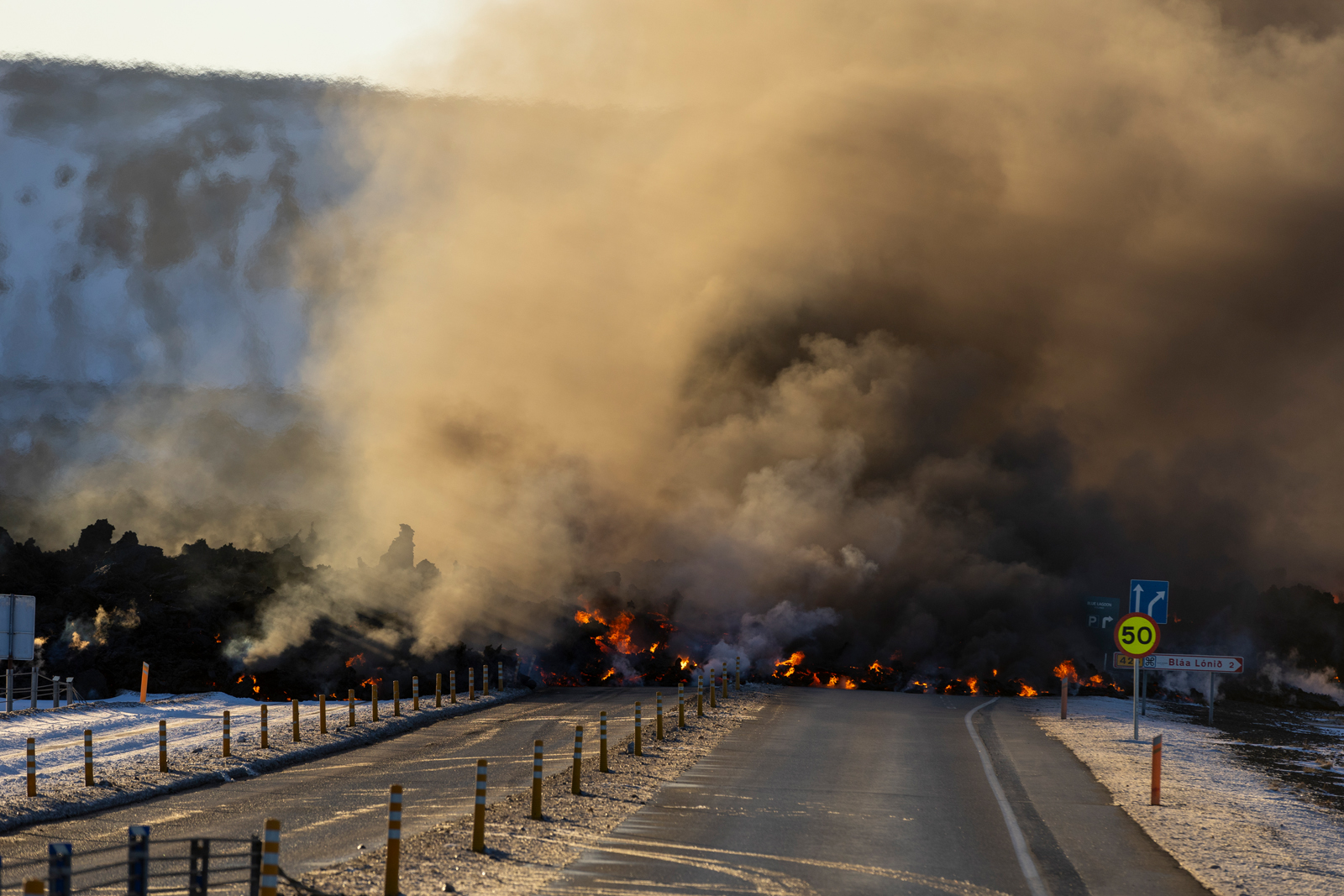 Hraunið hefur náð Grindavíkurvegi