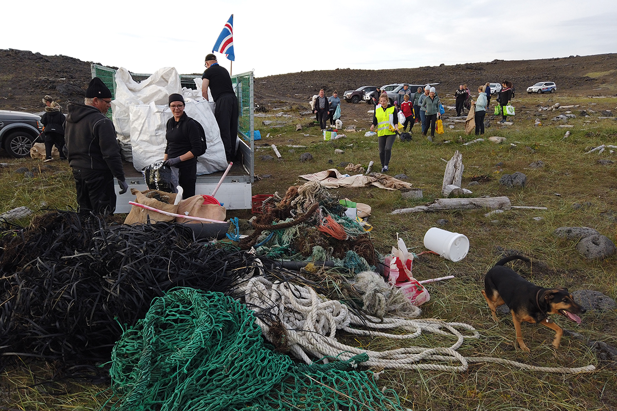 Hreinsað í Sandvík á árlegum strandhreinsunardegi