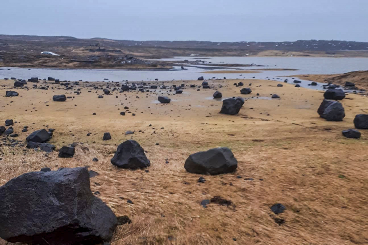 Golfvöllurinn að Húsatóftum illa farinn eftir flóð og stórgrýti