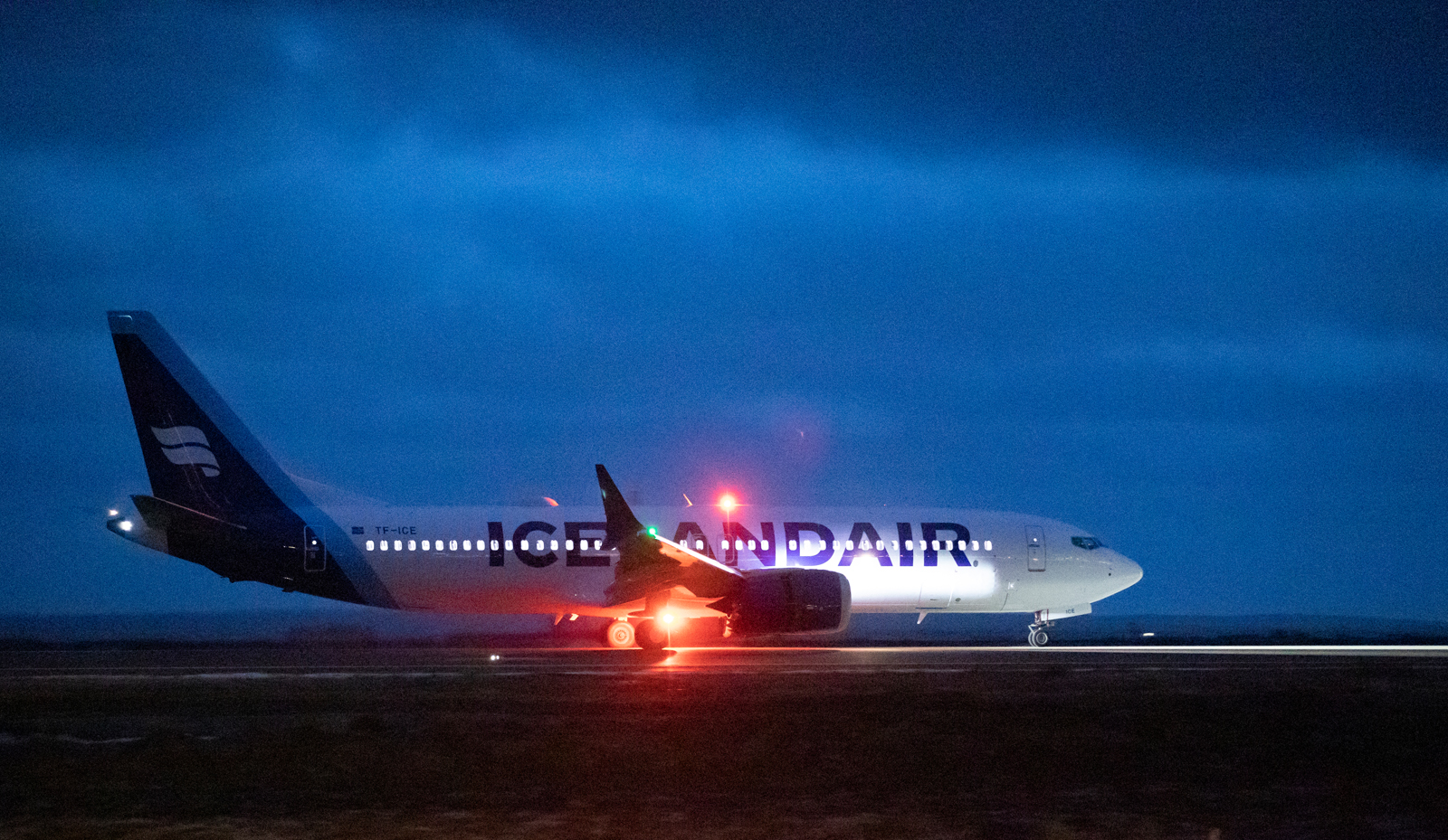 Fyrsta þota Icelandair í nýjum búningi komin til Keflavíkurflugvallar