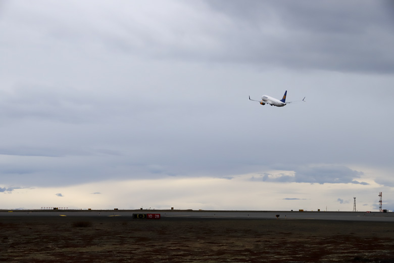 Leisergeisla beint að flugvél í aðflugi