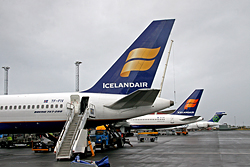 Stigabíl ekið á Leifsstöð