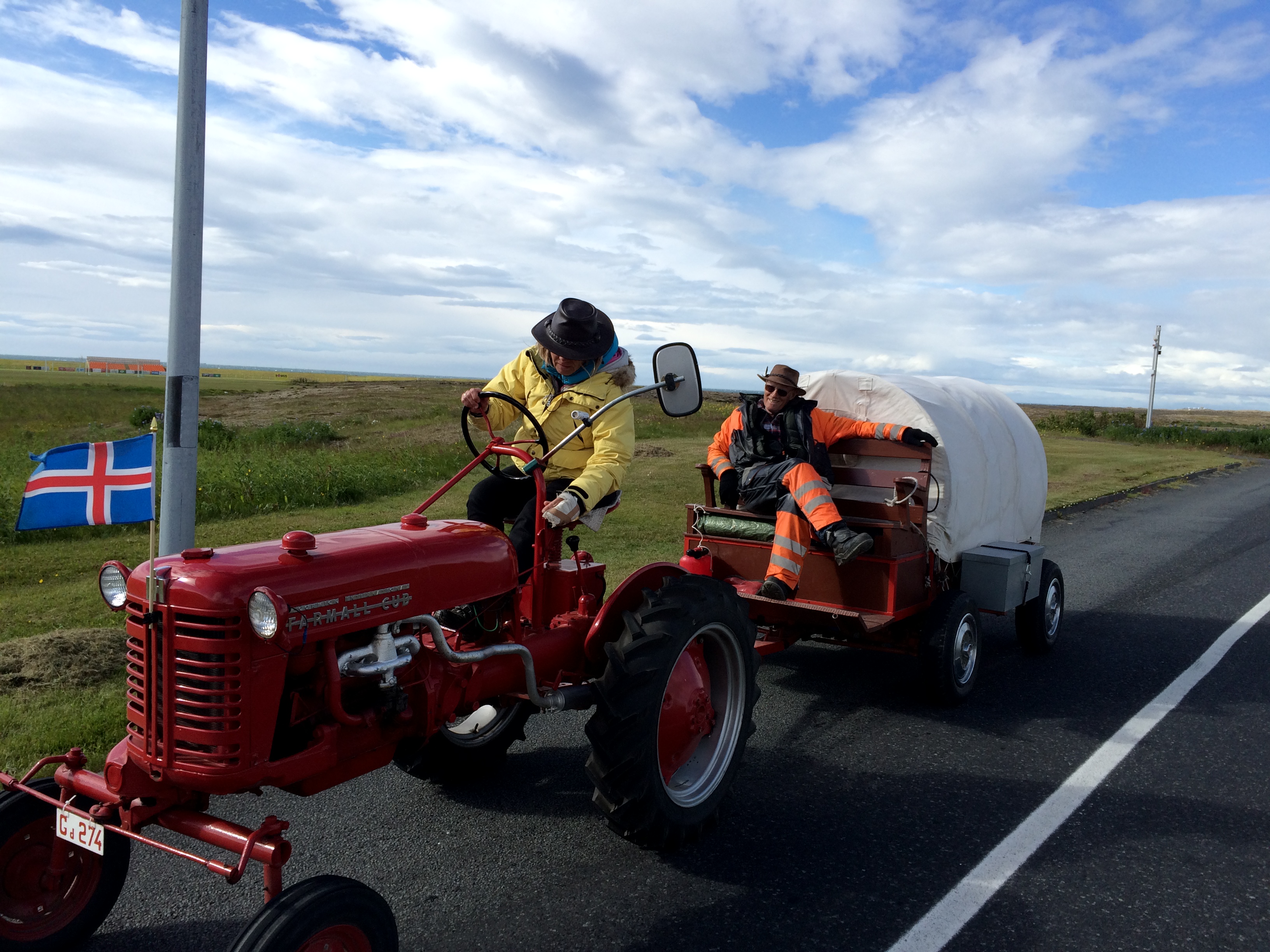 Undarlegt ferðalag hjóna á traktor