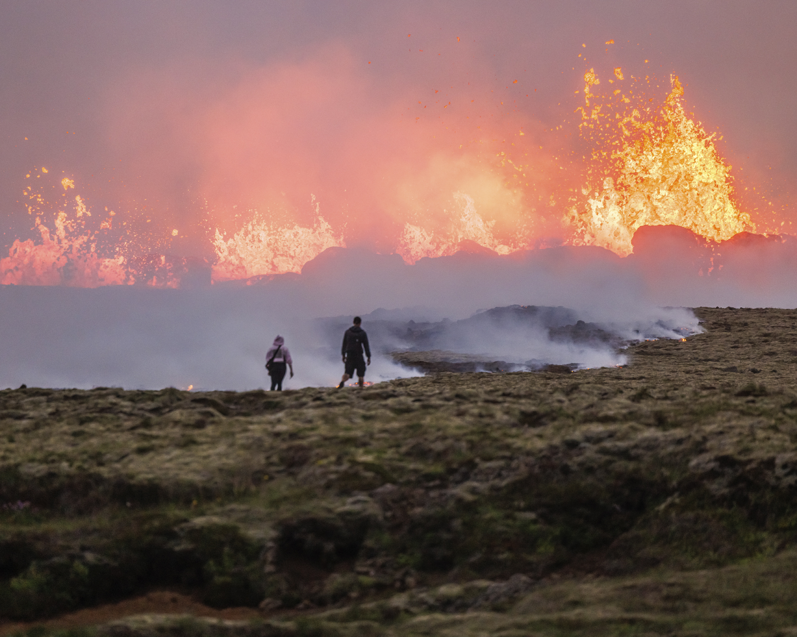 Mikill fjöldi við gosstöðvarnar í gær, þrír ferðamenn týndust en fundust
